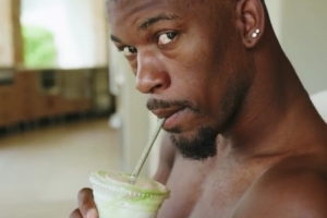 开云官网-☕悠闲一刻！巴特勒社媒晒视频 制作和品尝抹茶咖啡