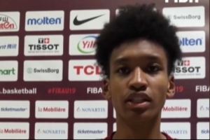 冯傲：教练变阵 我们贯彻四小一大的阵容 给对手上了防守强度